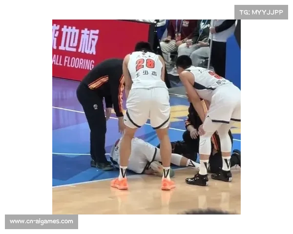 徐杰伤退瞬间：膝盖碰撞痛苦倒地，队友搀扶离场